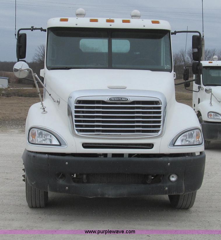 image for item E3826 2005 Freightliner CL120 semi truck