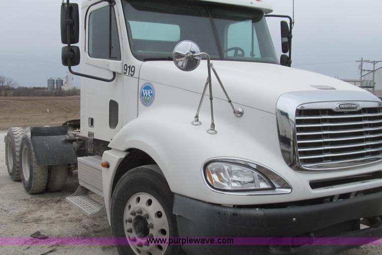 image for item E3826 2005 Freightliner CL120 semi truck