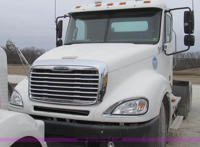 image for item E3826 2005 Freightliner CL120 semi truck