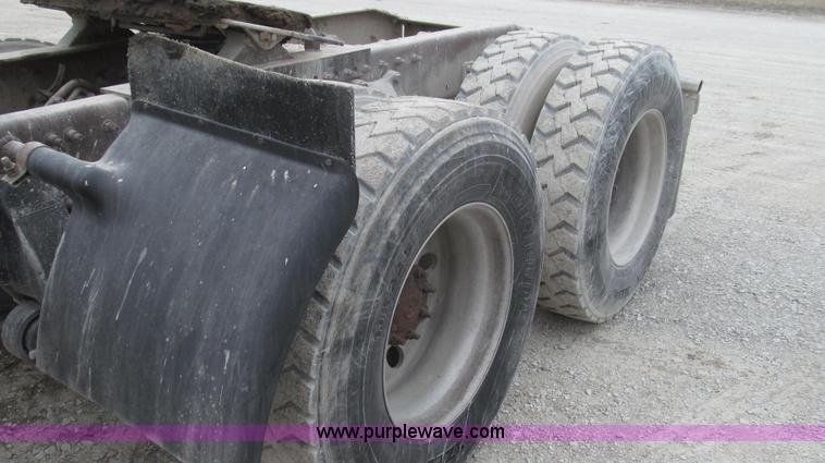 image for item E3826 2005 Freightliner CL120 semi truck