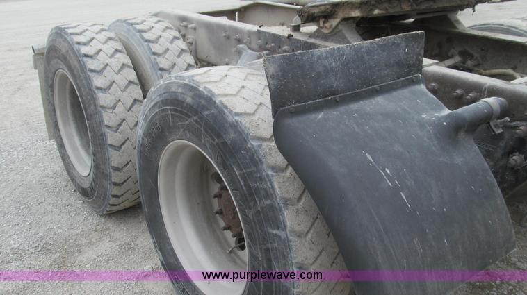 image for item E3826 2005 Freightliner CL120 semi truck