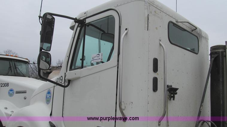image for item E3826 2005 Freightliner CL120 semi truck