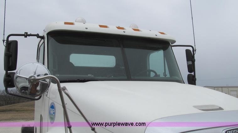 image for item E3826 2005 Freightliner CL120 semi truck