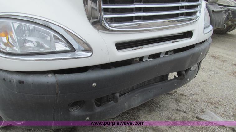 image for item E3826 2005 Freightliner CL120 semi truck