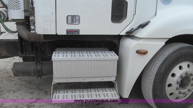 image for item E3826 2005 Freightliner CL120 semi truck