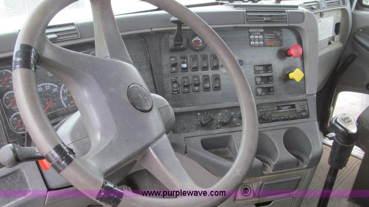 image for item E3826 2005 Freightliner CL120 semi truck