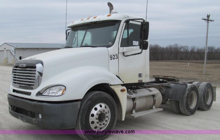 image for item E3827 2005 Freightliner CL120 semi truck