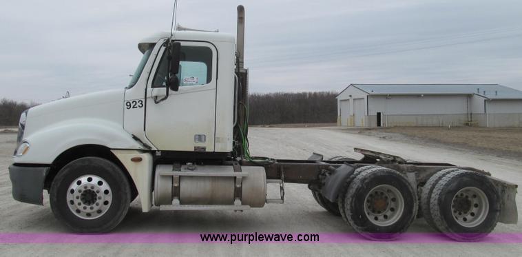 image for item E3827 2005 Freightliner CL120 semi truck