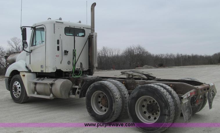 image for item E3827 2005 Freightliner CL120 semi truck