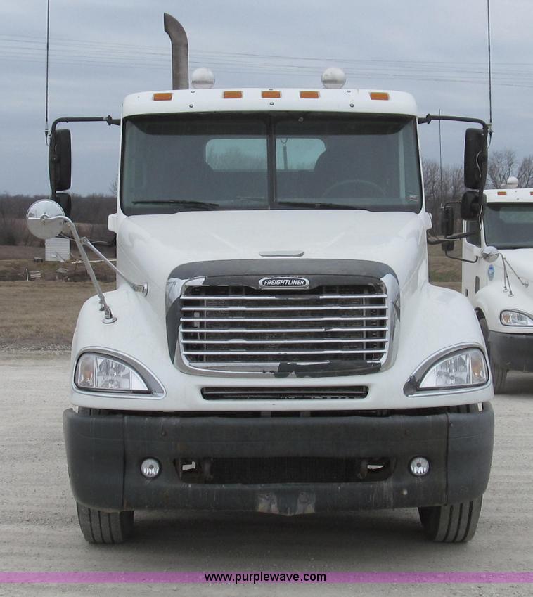 image for item E3827 2005 Freightliner CL120 semi truck