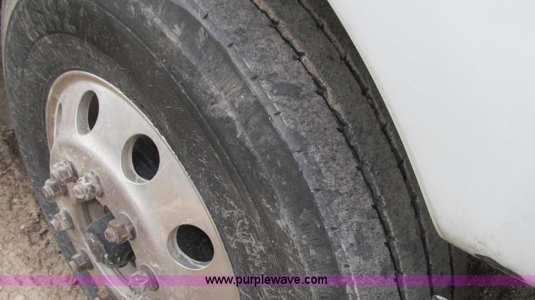 image for item E3827 2005 Freightliner CL120 semi truck