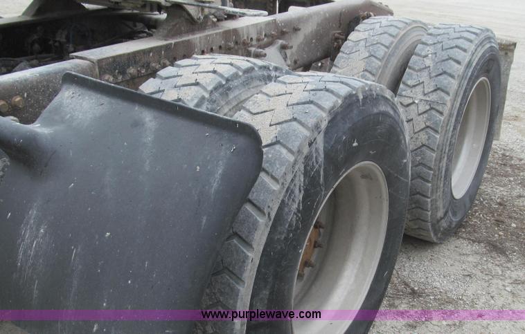 image for item E3827 2005 Freightliner CL120 semi truck