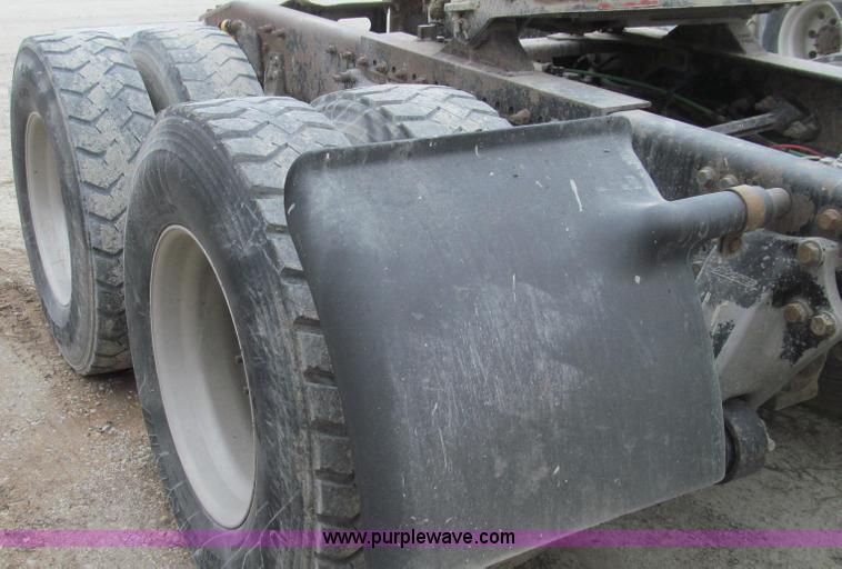 image for item E3827 2005 Freightliner CL120 semi truck