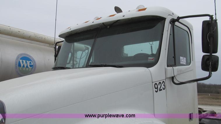 image for item E3827 2005 Freightliner CL120 semi truck