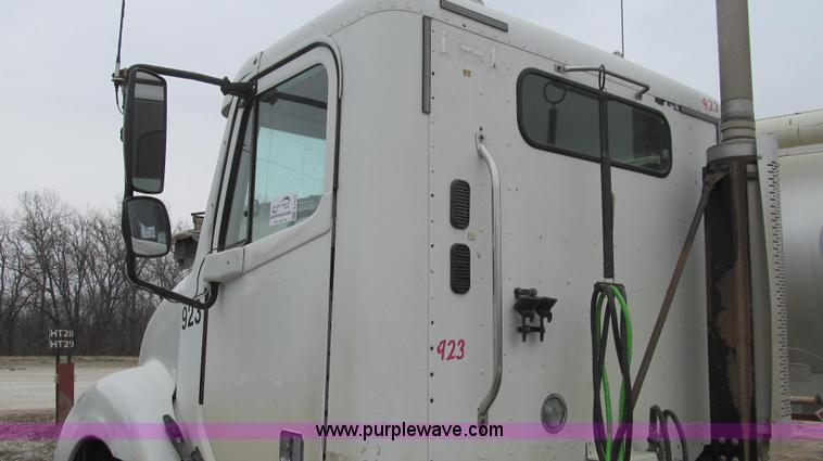 image for item E3827 2005 Freightliner CL120 semi truck