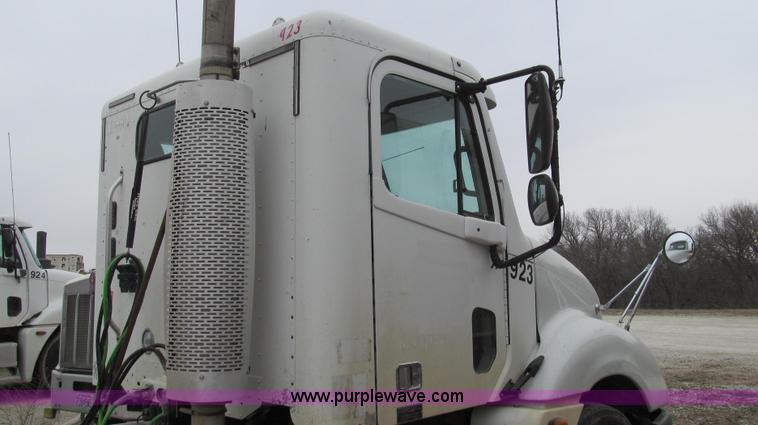 image for item E3827 2005 Freightliner CL120 semi truck