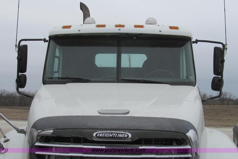 image for item E3827 2005 Freightliner CL120 semi truck