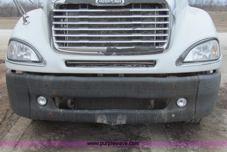 image for item E3827 2005 Freightliner CL120 semi truck