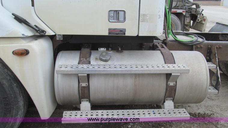 image for item E3827 2005 Freightliner CL120 semi truck