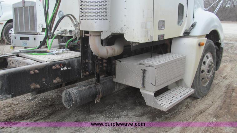 image for item E3827 2005 Freightliner CL120 semi truck