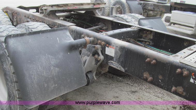 image for item E3827 2005 Freightliner CL120 semi truck