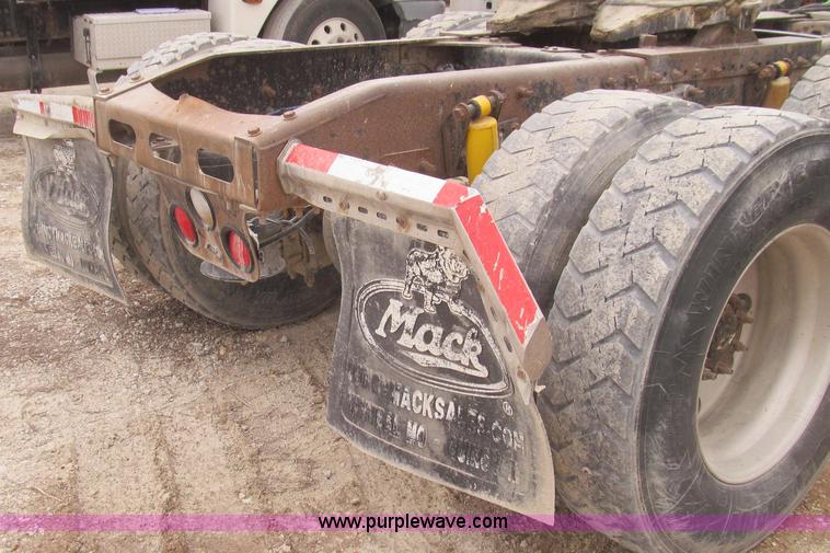 image for item E3827 2005 Freightliner CL120 semi truck