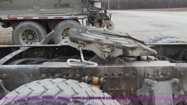 image for item E3827 2005 Freightliner CL120 semi truck