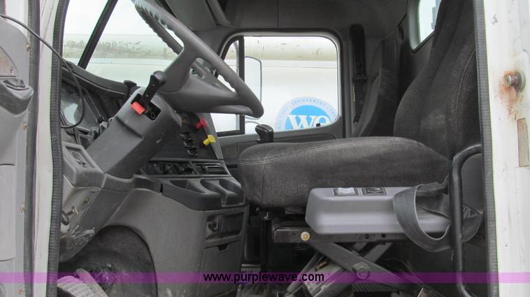 image for item E3827 2005 Freightliner CL120 semi truck