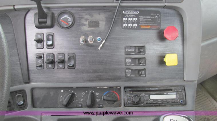 image for item E3827 2005 Freightliner CL120 semi truck