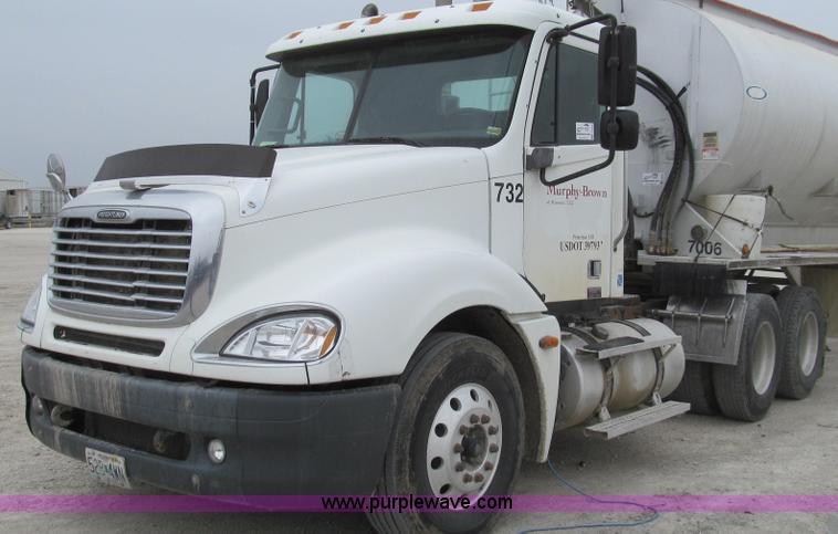 image for item E3833 2005 Freightliner CL120 semi truck
