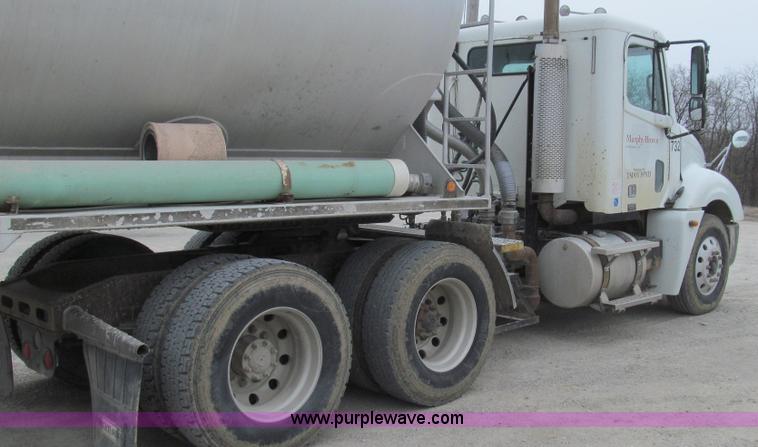 image for item E3833 2005 Freightliner CL120 semi truck