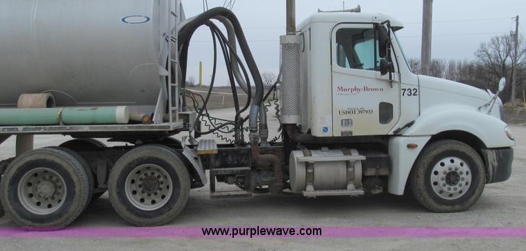 image for item E3833 2005 Freightliner CL120 semi truck