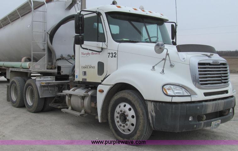 image for item E3833 2005 Freightliner CL120 semi truck