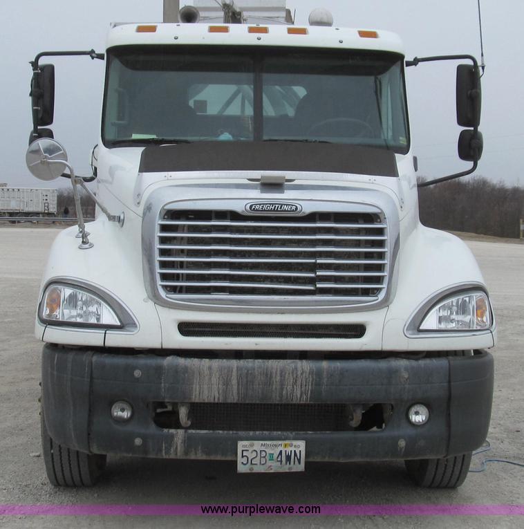 image for item E3833 2005 Freightliner CL120 semi truck