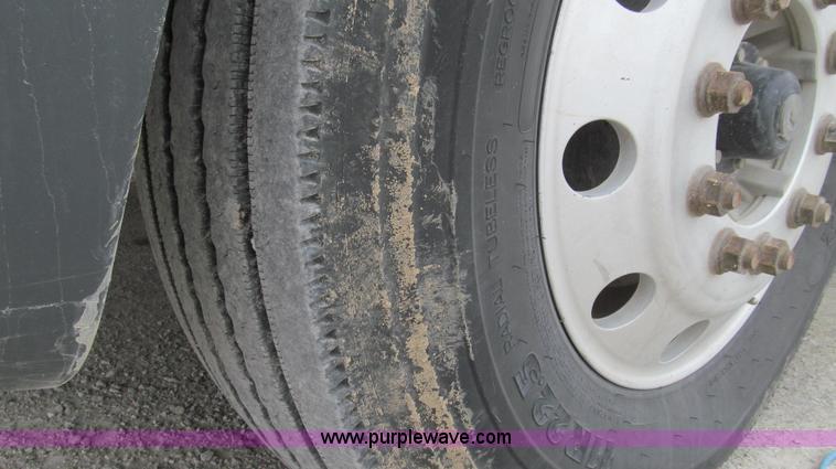 image for item E3833 2005 Freightliner CL120 semi truck