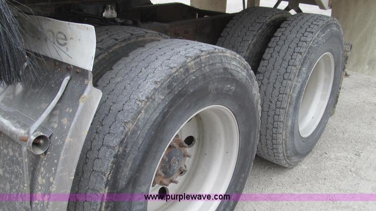 image for item E3833 2005 Freightliner CL120 semi truck