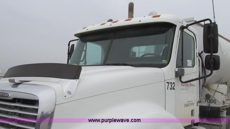 image for item E3833 2005 Freightliner CL120 semi truck