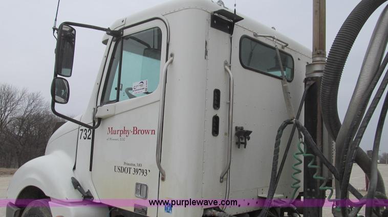 image for item E3833 2005 Freightliner CL120 semi truck