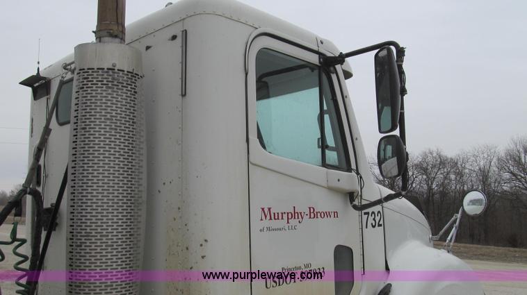 image for item E3833 2005 Freightliner CL120 semi truck