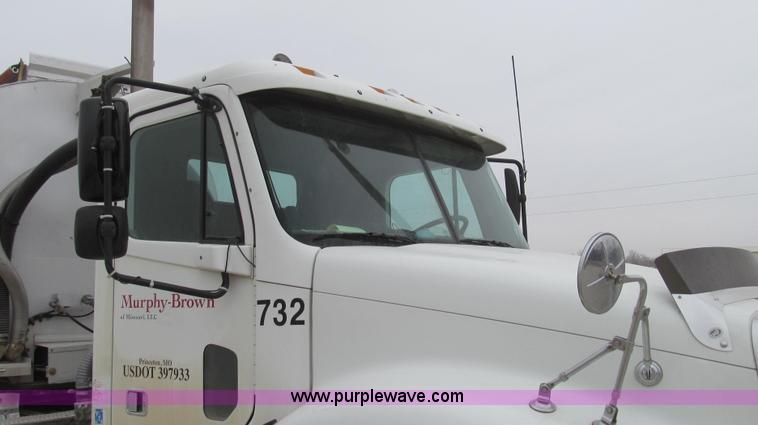 image for item E3833 2005 Freightliner CL120 semi truck