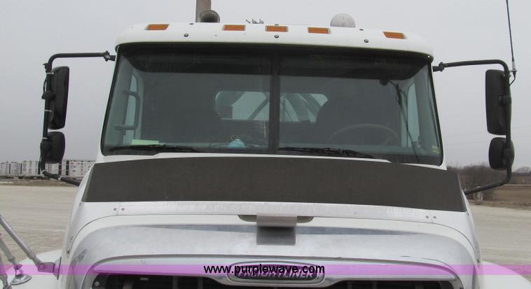 image for item E3833 2005 Freightliner CL120 semi truck