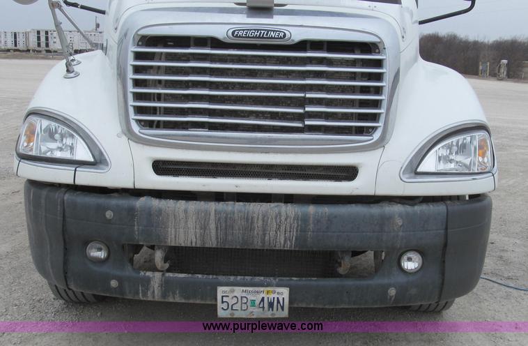 image for item E3833 2005 Freightliner CL120 semi truck