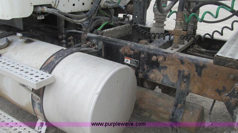 image for item E3833 2005 Freightliner CL120 semi truck