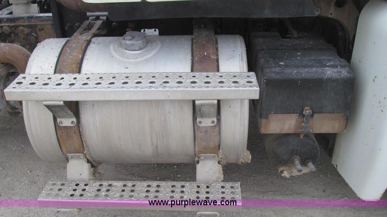 image for item E3833 2005 Freightliner CL120 semi truck