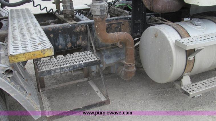 image for item E3833 2005 Freightliner CL120 semi truck