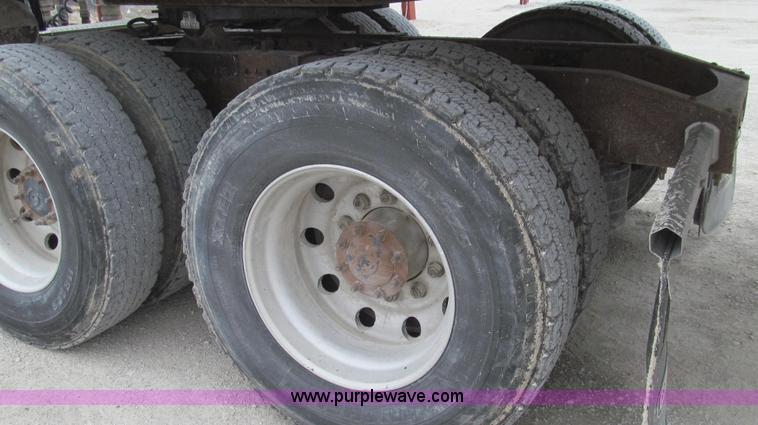 image for item E3833 2005 Freightliner CL120 semi truck