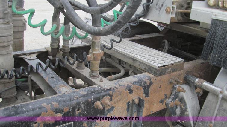 image for item E3833 2005 Freightliner CL120 semi truck