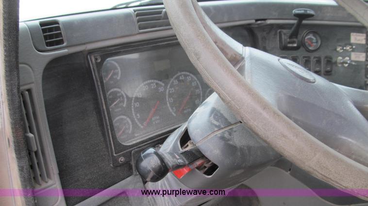 image for item E3833 2005 Freightliner CL120 semi truck