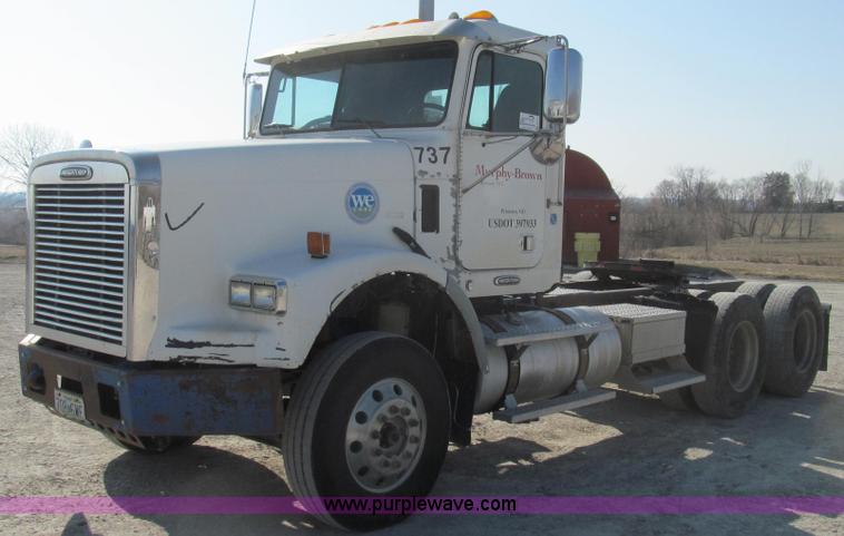 image for item E3843 2006 Freightliner FLD120 SD semi truck