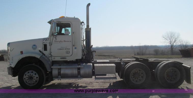 image for item E3843 2006 Freightliner FLD120 SD semi truck